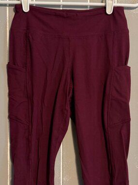 Rae Mode Women's Capri Leggings With Pockets Burgundy Size Medium New NIP